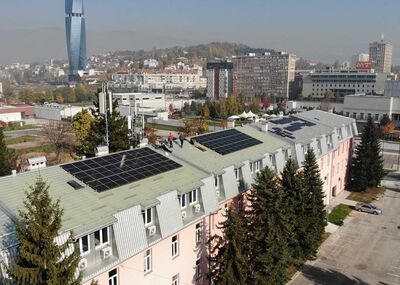 Luxor Solar unterstützt die Universität Sarajevo mit 90 ECO Line HALF CELL 330W Solarmodulen